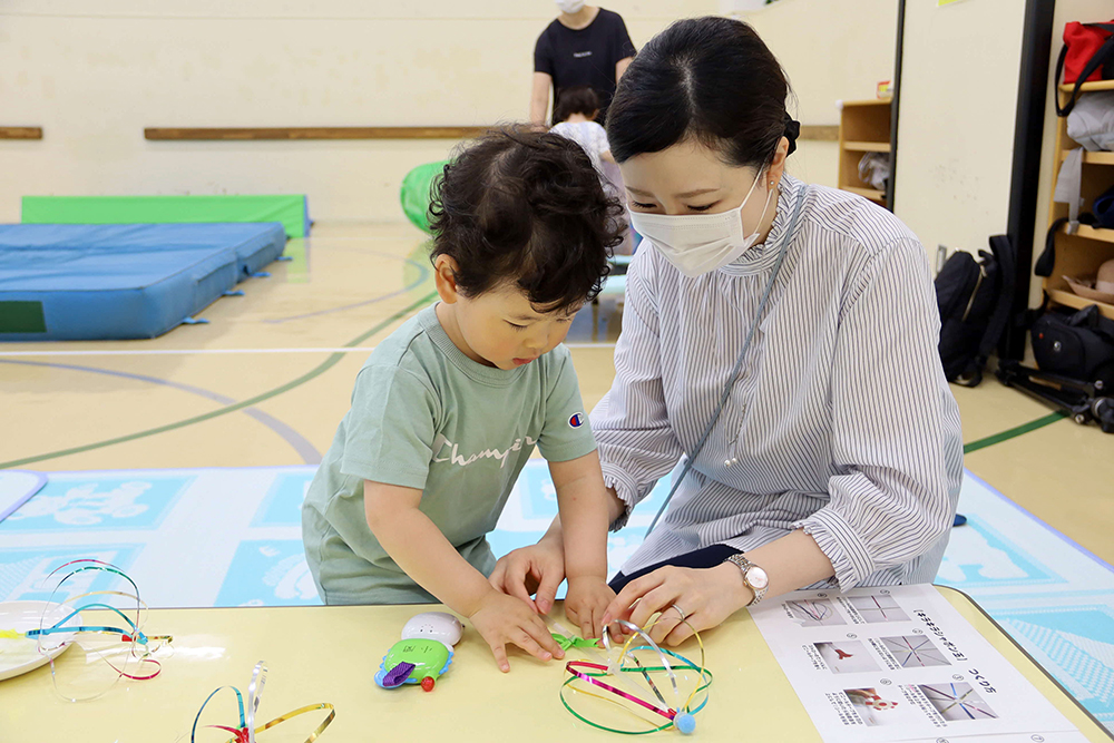 親子で協力して工作